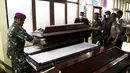 Petugas mempersiapkan puluhan peti mati di depan instalasi jenazah RSUP Adam Malik, Medan, Selasa (30/6/2015). Sebanyak 141 jenazah korban jatuhnya pesawat Hercules C130 berhasil dievakuasi ke rumah sakit tersebut. (REUTERS/Beawiharta)