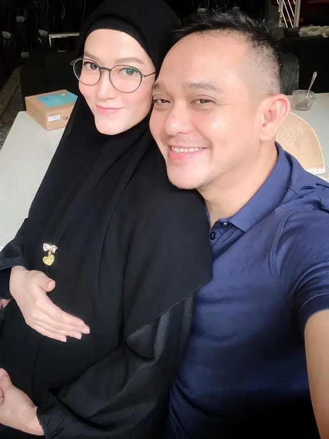 Hamil Setelah 7 Tahun Nikah, Ini 6 Potret Lyra Virna Pamer Perut Buncit