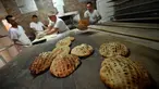 Pekerja membuat somun di sebuah toko roti di kota tua Sarajevo, Bosnia and Herzegovina, Kamis (30/4/2020). Somun merupakan roti tawar tradisional  asal Bosnia yang dibuat sejak abad ke-16 di Sarajevo. (ELVIS BARUKCIC/AFP)