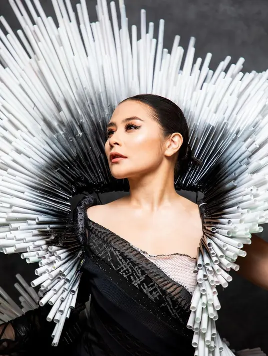 Bukan sembarang kostum yang dikenakan Prilly Latuconsina untuk Jember Fashion Carnavalnya yang pertama ini. Ia berkolaborasi dengan Generasi Peduli Bumi, ingin menyampaikan pesan tentang mode berkelanjutan atau sustainable fashion. [Foto: Instagram/prillylatuconsina96]