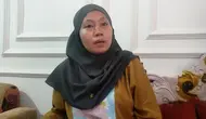 Oshin Novita, istri Brigadir RAT saat diwawancarai wartawan di Manado pada, Jumat (27/4/2024) malam.