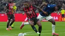 Hingga peluit panjang dibunyikan, I Nerazzurri kesulitan mencipta peluang mencetak gol balasan. Tampak dalam foto, pemain AC Milan, Pervis Estupinan (kiri) dan Ange-Yoan Bonny dari Inter Milan berebut bola saat pertandingan pekan ke-28 Serie A Italia 2025/2026, di Stadion San Siro, Minggu 8 Maret 2026 waktu setempat atau Senin (9/3/2026) dini hari WIB. (AP Photo/Antonio Calanni)