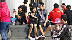 Remaja berfoto bersama saat berwisata di Kota Tua, Jakarta, Minggu (8/5). Keunikan bangunan tua di kawasan tersebut menjadi daya tarik tersendiri bagi warga untuk melakukan foto bersama atau selfie. (Liputan6.com/Immanuel Antonius)