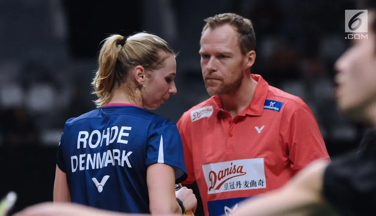 Tunggal puteri Denmark, Natalia Koch Rohde berbincang dengan pelatihnya saat melawan Chen Xiaoxin (Tiongkok) pada babak pertama turnamen Indonesia Masters 2018 di Istora Senayan, Jakarta, Rabu (24/1). (Liputan6.com/Helmi Fithriansyah)