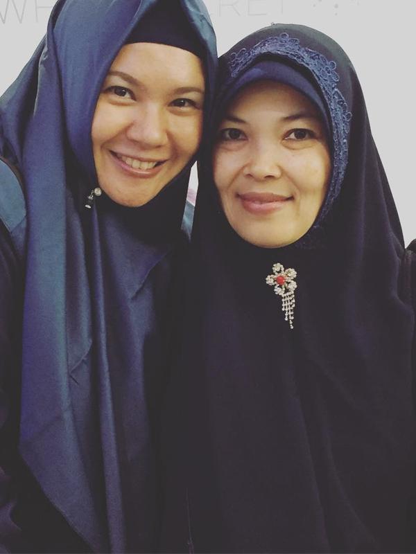 Theresia Ebenna kini tampil cantik dengan hijab setelah mantap berhijrah. (Sumber: Kapanlagi/Instagram/@teretorial)
