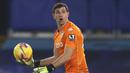 6. Emiliano Martinez (Aston Villa). Kiper asal Argentina berusia 28 tahun ini telah membuat 75 saves dalam 21 penampilannya selama 1890 menit. (AP/Catherine Ivill/Pool)