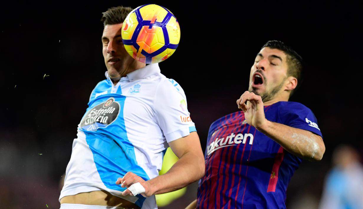 Pemain Barcelona, Luis Suarez berebut bola dengan bek Deportivo La Coruna, Fabian Schaer pada pertandingan pekan ke-16 La Liga di Stadion Camp Nou, Senin (18/12). Barcelona menekuk tamunya Deportivo La Coruna dengan skor telak 4-0. (JAVIER SORIANO/AFP)