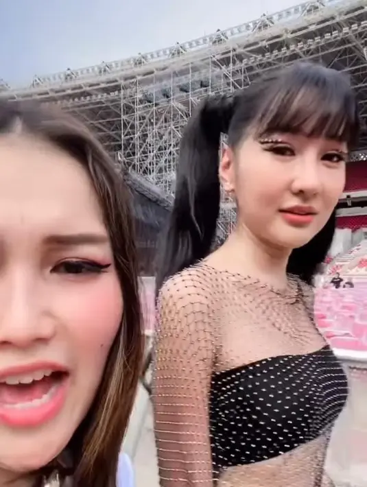 Lucinta Luna tampil kece mengenakan bandeau top dipadu sheer dress beraksen payet berkilau. @ayutingting92