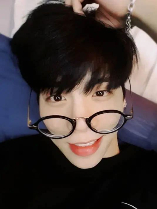 "Selama ini hidupku berat sekali. Tolong relakan aku pergi. Katakan padaku Aku sudah hidup baik selama ini. Ini pesan terakhirku," tulisnya. (foto: instagram.com/jonghyun.948)