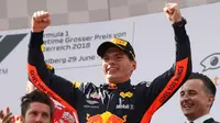 Pembalap Red Bull Max Verstappen tersenyum di podium setelah memenangkan Grand Prix Formula Satu Austria di Red Bull Racetrack di Spielberg, Austria selatan, (1/7). Verstappen mencatatkan waktu 1:21:56,024. (AP Photo / Ronald Zak)