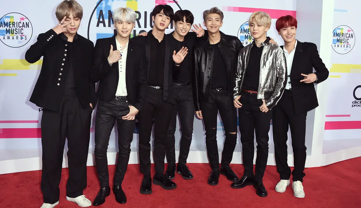 Boyband Korea Selatan, Bangtan Boys alias BTS berpose di karpet merah ajang American Music Awards 2017 di Los Angeles, Minggu (19/11). Grup beranggotakan tujuh personel itu kompak mengenakan busana keluaran Saint Laurent. (Jordan Strauss/Invision/AP)