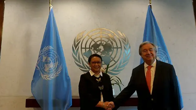 Menlu RI Retno Marsudi bersama dengan Sekjen PBB Antonio Guterres di Markas Besar PBB di New York (sumber: Kemlu RI)