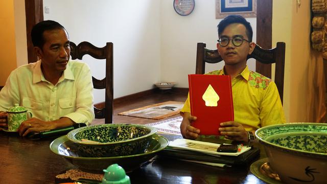 Undangan Pernikahan Kahiyang Ayu Bobby Berwarna Merah Hati