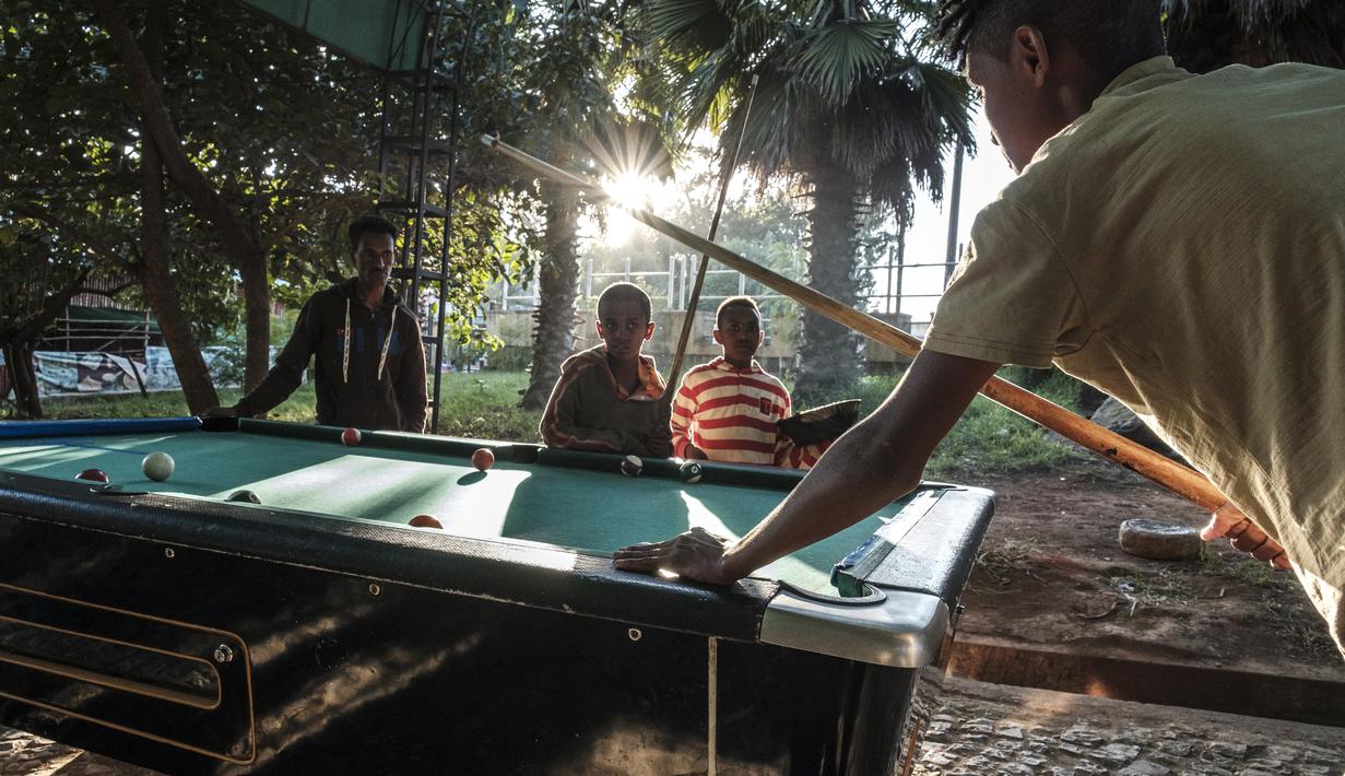 Pemuda dan anak-anak bermain biliar di Kota Gondar, Ethiopia pada 09 November 2020. (Photo by EDUARDO SOTERAS / AFP)