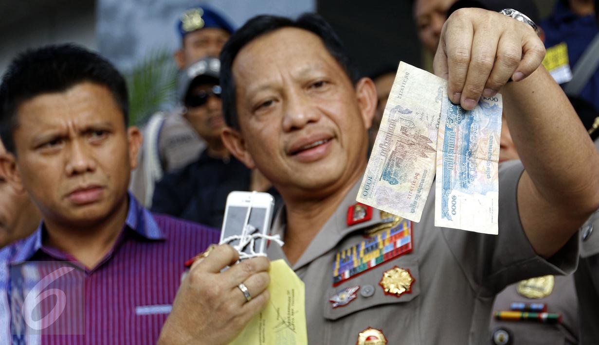 Kapolda Metro Jaya, Irjen Tito Karnavian menunjukan barang bukti kasus pembunuhan WNA Jepang, Jakarta, Jumat (11/9/2015). Tersangka Mursalim ditangkap dalam pelariannya seusai membunuh WN Jepang Nishimura. (Liputan6.com/Yoppy Renato)