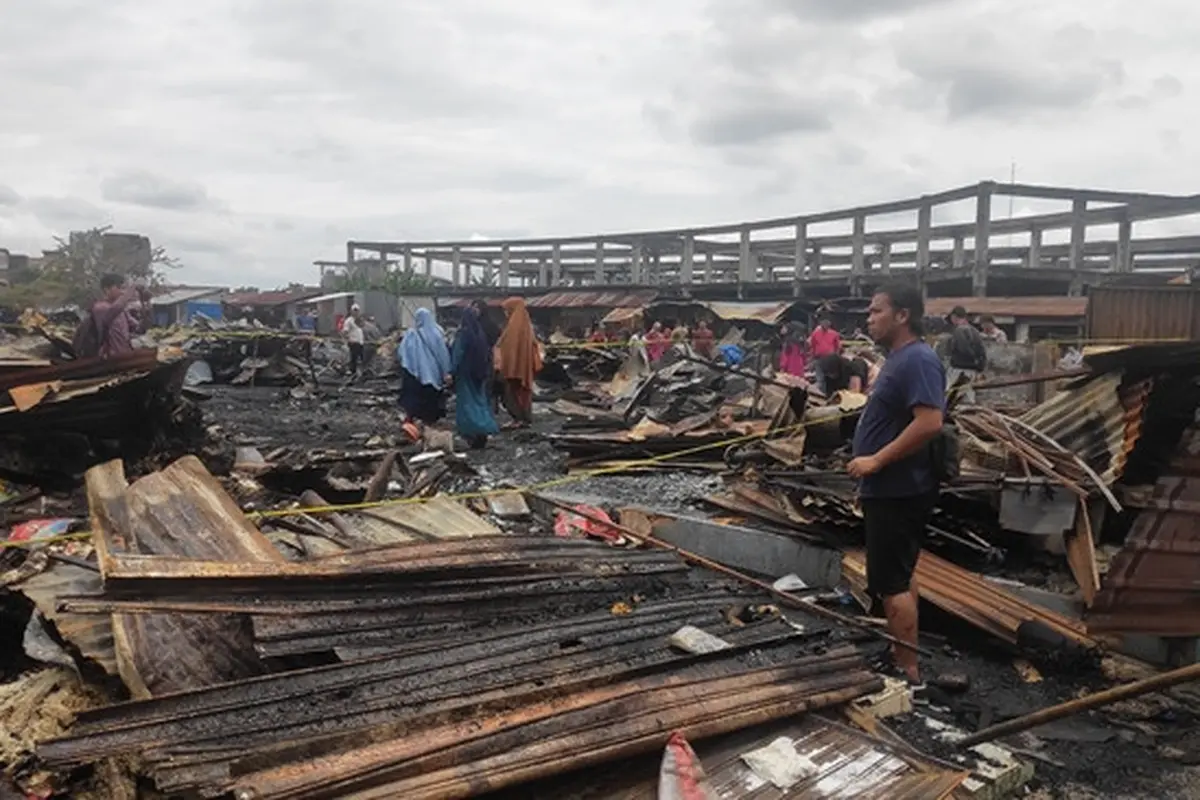 Seorang pedagang di Pasar Cik Puan melihat puing-puing kebakaran yang terjadi pada Minggu kemarin.