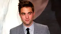 Robert Pattinson Cium Mesra Seorang Wanita