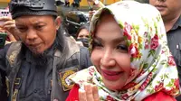 Roro Fitria saat jalani sidang perdana (Kapanlagi.com/Nuzulur Rakhmah)