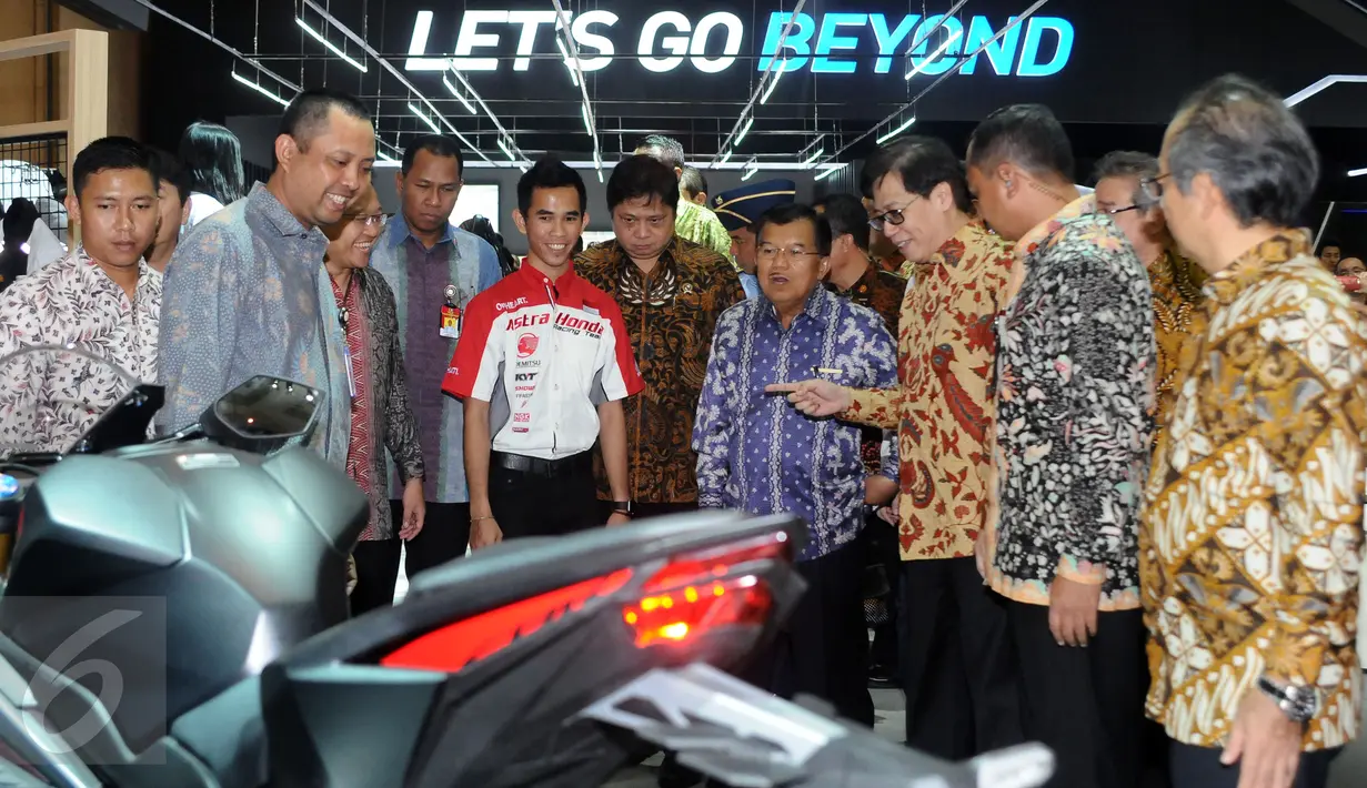 Wakil Presiden, Jusuf Kalla (tengah) melihat lihat produk salah satu motor yang dipamerkan di Indonesia Internasional Motor Show (IIMS) 2017 di Jakarta, Kamis (27/4). IIMS 2017 akan berlangsung hingga 7 Mei 2017. (Liputan6.com/Helmi Fithriansyah)