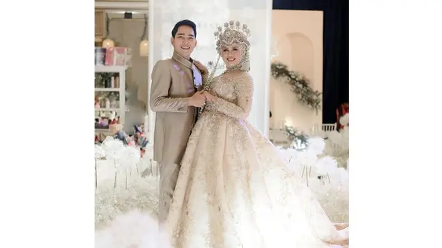 Berpisah Karena Restu Orang Tua, Ini 6 Foto Kebersamaan Elly Sugigi dan Aditya Gumelar