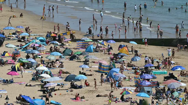 Diterjang Gelombang Panas Ekstrem, Warga Inggris Padati Pantai Bournemouth