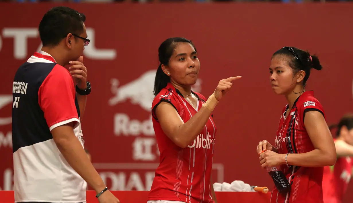 Sang pelatih, Eng Hian, memberi arahan kepada Nitya dan Greysia saat jeda pertandingan. (Bola.com/Arief Bagus)