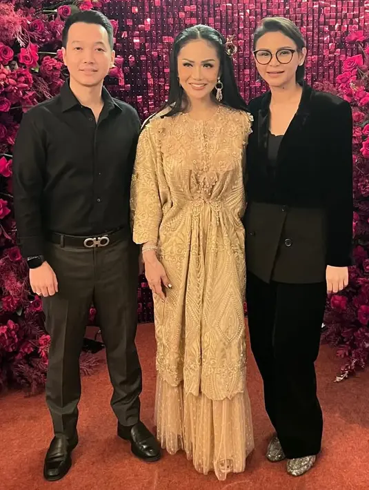 Adik Kris Dayanti, Kartika Sary tampil dengan gaya office look serba hitam dari atasan outer siluet blazer velvet crop dipadukan inner dengan aksen kancing bawah dan celana panjangnya. [@kartikasary]
