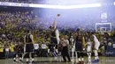 Pemain Cavaliers, Tristan Thompson (tengah) dan pemain  Warriors, Zaza Pachulia,berebut bola pada gim pertama Final NBA 2017 di Oracle Arena, Oakland, (1/6/2017).(AP/Marcio Jose Sanchez)