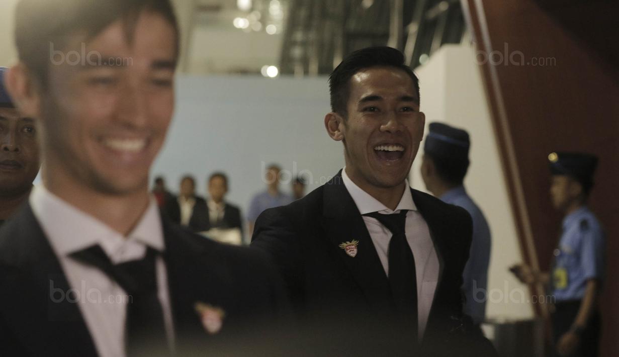 Bek Indonesia, Ryuji Utomo, saat tiba di Bandara Soekarno-Hatta, Tangerang, Rabu, (30/8/2017). Pemain Indonesia disambut para fans sepulangnya dari SEA Games di Malaysia. (Bola.com/M Iqbal Ichsan)