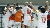 Para pemain PSM merayakan gol yang dicetak Bruce Djite ke gawang Persib pada laga Piala Presiden di Stadion GBLA, Bandung, Jumat (26/1/2018). Persib takluk 0-1 dari PSM. (Bola.com/M Iqbal Ichsan)