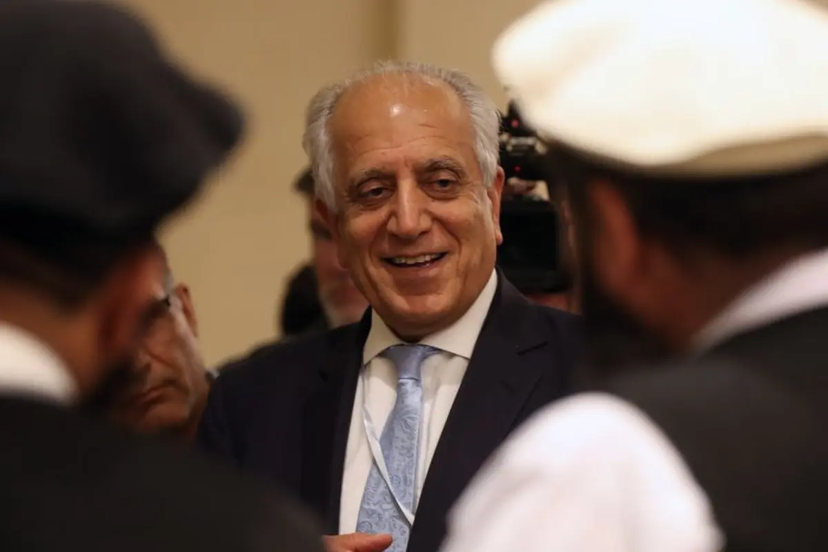 Utusan khusus AS, Zalmay Khalilzad (tengah) ketika bertemu perwakilan Taliban di Doha, Qatar 8 Juli 2019 lalu. (AFP)