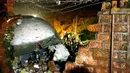 Tim penyelamat bekerja di lokasi kecelakaan pesawat di Bandara Kozhikode di Negara Bagian Kerala, India selatan (7/8/2020). Korban tewas dalam kecelakaan pesawat pada Jumat (7/8) malam sedikitnya 17 orang, sementara lainnya terluka, seperti dikonfirmasi petugas kepolisian setempat. (Xinhua)