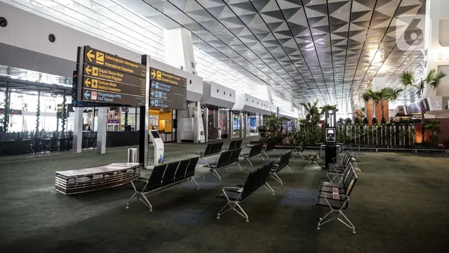 FOTO: Layanan Transportasi Dibuka, Bandara Soetta Terpantau Belum Normal