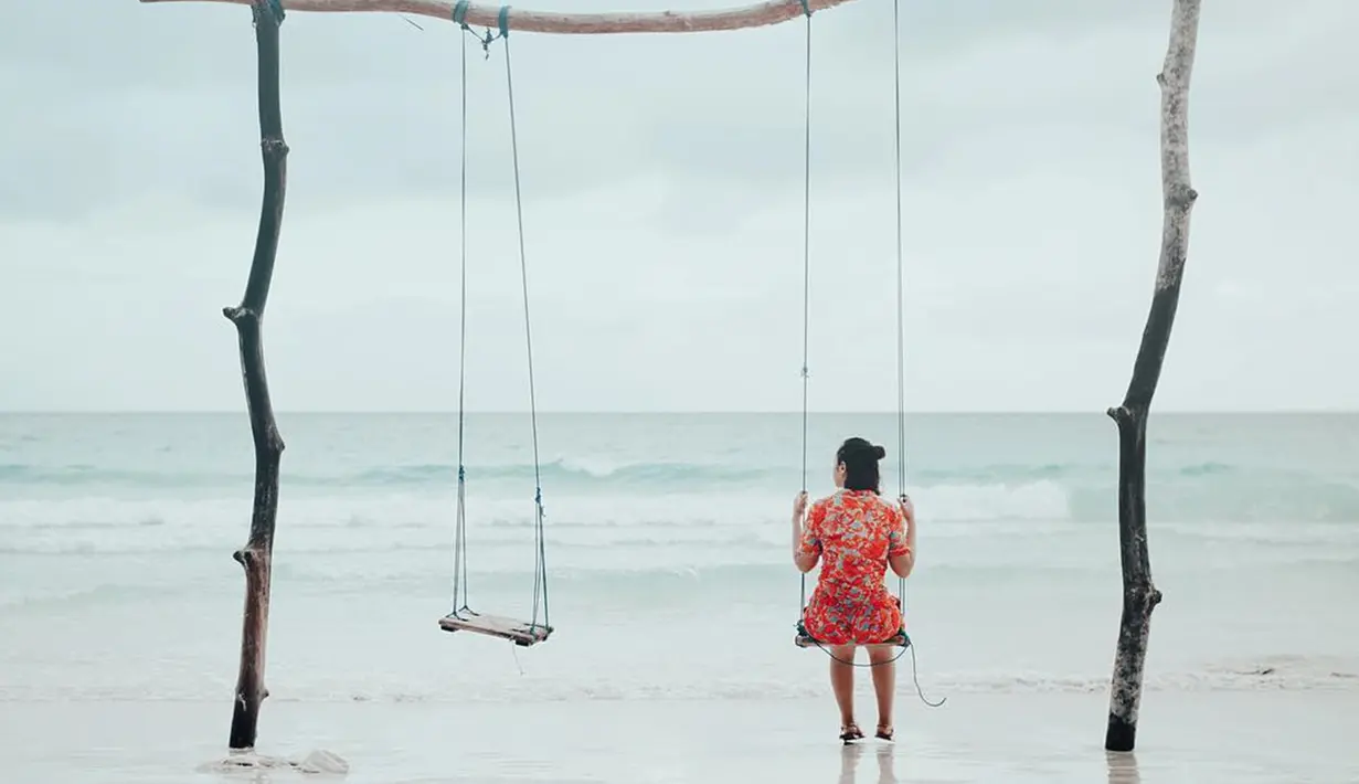 Pakaian bermotif kerap dipilih Pamela untuk menikmati keindahan pantai. Selain pemilihan pakaian dengan motif, warna cerah juga ia pilih untuk memberikan kesan ceria. (Liputan6.com/IG/@pammybowie)