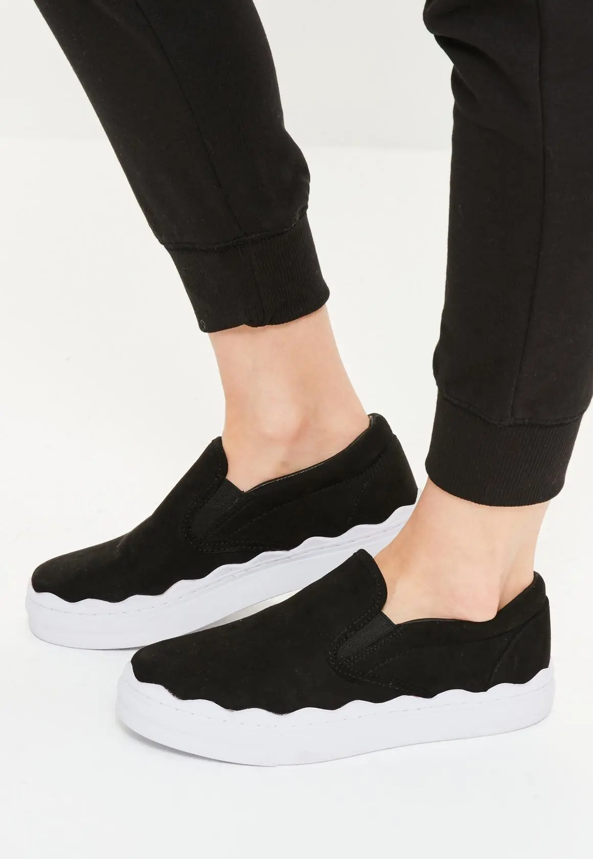 Slip on sepatu yang nyaman. (Image: missguided.com)