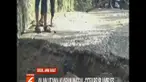 Pengendara pun harus rela memutar arah menggunakan jalur alternatif yang jaraknya puluhan kilometer.