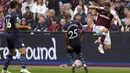 Pemain Manchester City Fernandinho (tengah) menjegal pemain West Ham United Pablo Fornals (kanan) pada pertandingan sepak bola Liga Inggris di London Stadium, London, Inggris, 15 Mei 2022. Pertandingan berakhir imbang 2-2. (AP Photo/Kirsty Wigglesworth)