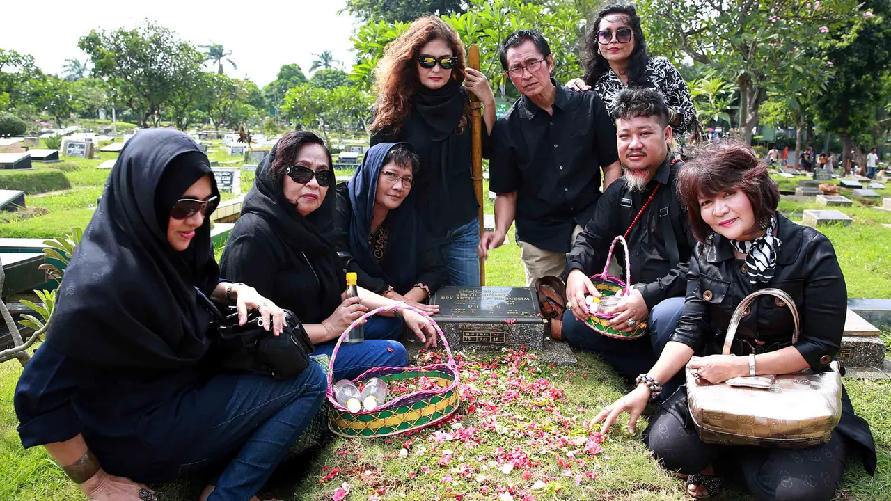 [Bintang] Anggota PARFI Ziarah ke Makam H. Usmar Ismail 