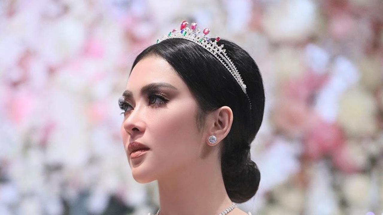 7 Gaya Syahrini saat Kenakan Kebaya, Cantik dan Memesona