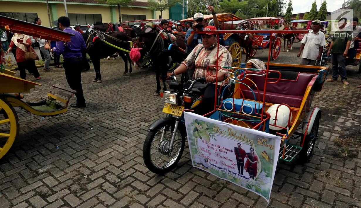 Suasana persiapan arak-arakan ngunduh mantu Kahiyang-Bobby di Medan, Rabu (22/11). Puluhan andong dan becak motor sudah dipersiapkan untuk memeriahkan arak-arakan ngunduh mantu Kahiyang-Bobby. (Liputan6.com/Johan Tallo)