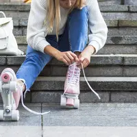 Sepatu roda yang identik dengan aktivitas santai kini mulai dilirik sebagai bagian dari gaya beraktivitas, termasuk saat bekerja di lingkungan kantor yang lebih kasual. (Foto/Dok: Magnific)
