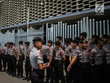 Personil kepolisian bersiaga di depan kantor Badan Pengawas Pemilu (Bawaslu) RI, Jakarta, Selasa (21/5/2019). Pengamanan tersebut dilakukan untuk aksi 22 Mei atau setelah penetapan hasil rekapitulasi suara Pemilu 2019 oleh KPU. (Liputan6.com/Faizal Fanani)