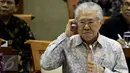 Menteri Perdagangan, Enggartiasto Lukita menyimak pertanyaan saat rapat kerja dengan Komisi VI DPR di Senayan, Jakarta, Selasa (14/2). Rapat tersebut membahas harga cabe dan daging sapi yang sempat melonjak tinggi. (Liputan6.com/Johan Tallo)