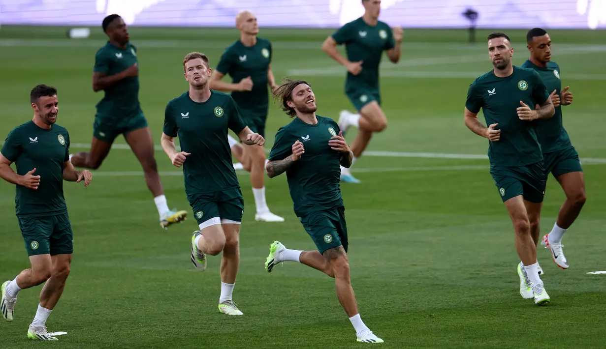 Para pemain Republik Irlandia mengambil bagian dalam sesi latihan menjelang kualifikasi Euro 2024 melawan Prancis, di stadion Parc des Princes, di Paris, Rabu (6/9/2023). (Photo by FRANCK FIFE / AFP)