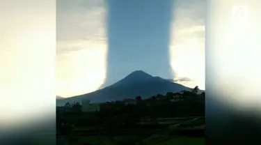 Pemandangan unik terjadi di Gunung Sindoro, cahaya matahari seakan terbelah dua dan terpisah oleh gunung.