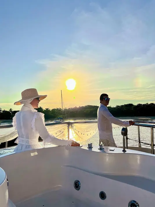 Syahrini dan Reino Baracj berpose dengan latar belakang cahaya matahari. (Foto: Instagram/ princessyahrini)