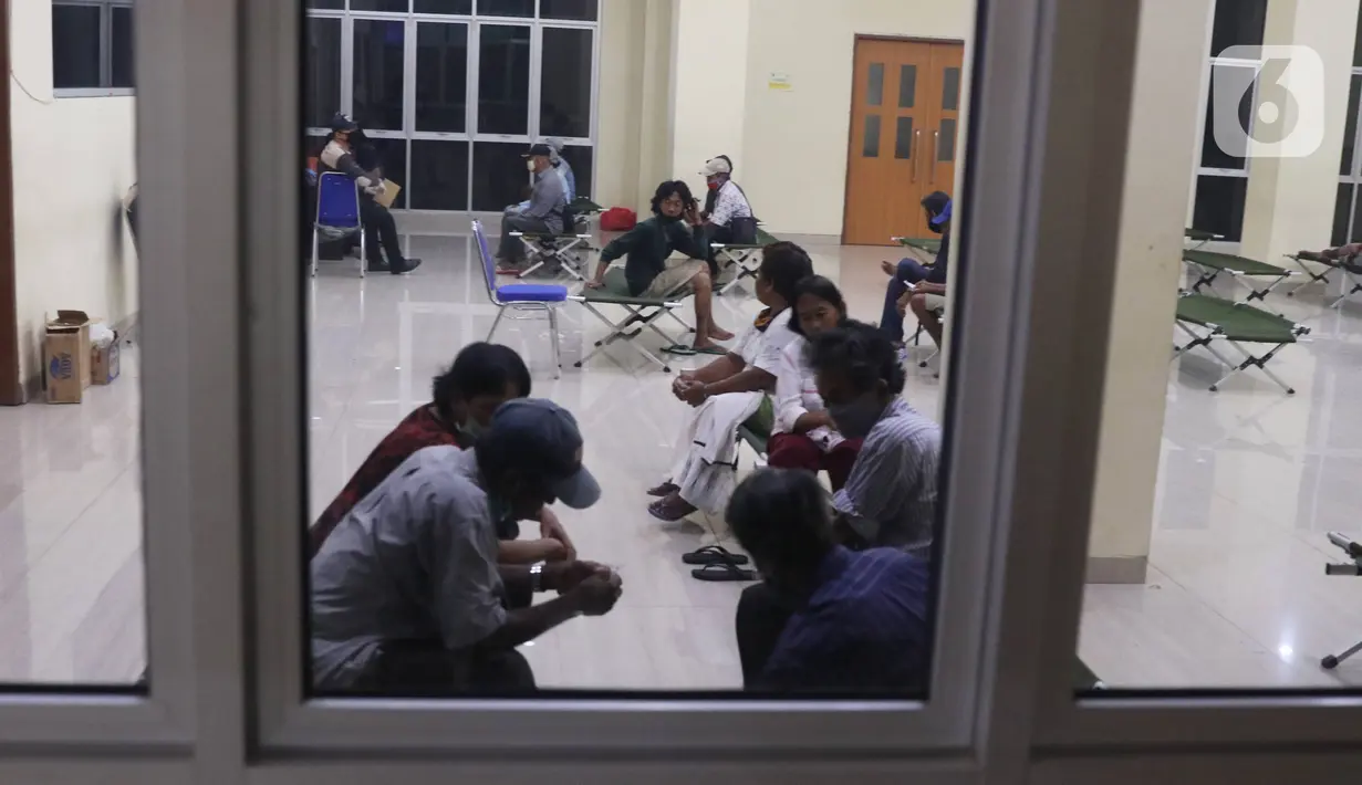 Tunawisma berada di GOR Tanah Abang, Jakarta, Minggu (26/4/2020). Pemprov DKI Jakarta menyiapkan GOR di Jakarta untuk ditempati warga yang tidak mempunya tempat tinggal akibat terdampak Covid-19. (Liputan6.com/Angga Yuniar)