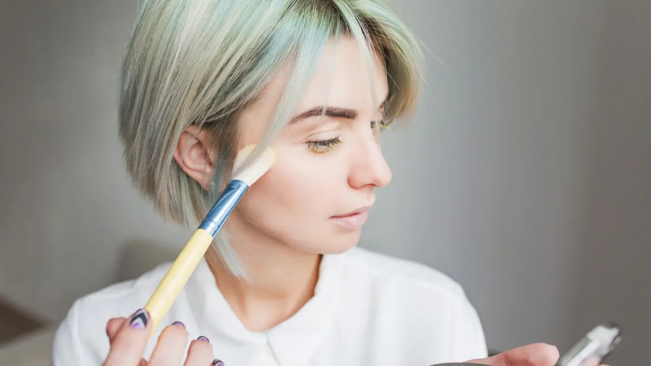 Dua jenis highlighter yang populer adalah highlighter cair (liquid) dan highlighter bubuk (powder).