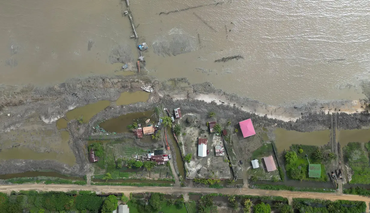 Foto udara yang diambil pada 23 Mei 2025 memperlihatkan kondisi pantai resor Weg naar Zee, Paramaribo, Suriname. (Juan BARRETO/AFP)