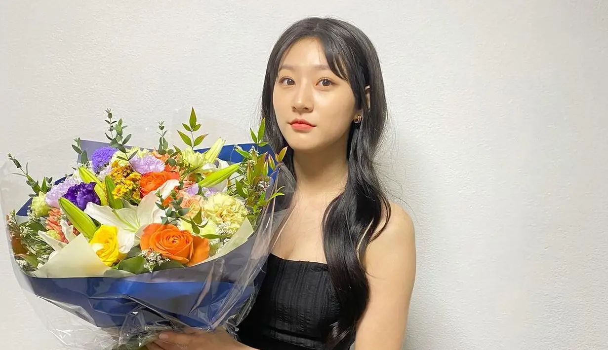 Mengenakan strapless dress berwarna hitam, Kim Sae Ron nampak cantik dengan rambut panjangnya. Untuk kesan yang lebih dewasa, rambut panjangya ditata dengan gaya classic wave hair yang dipadukan dengan poni tanggung.(instagram/ron_sae)